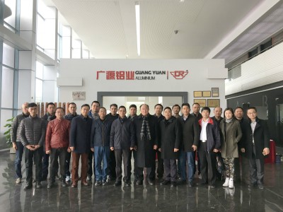 2018年2月2日，广源铝业董事长林棣贤先生与来访的座谈会嘉宾合影。