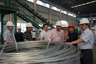 2016年10月14日，大沥政商考察团在当地政商代表的带领下，参观了铝杆线生产企业。