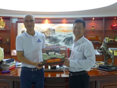 2016年11月17日，业精机械公司十年庆，广东省铝加工专业委员会主任卢继延向谭总赠送贺礼。